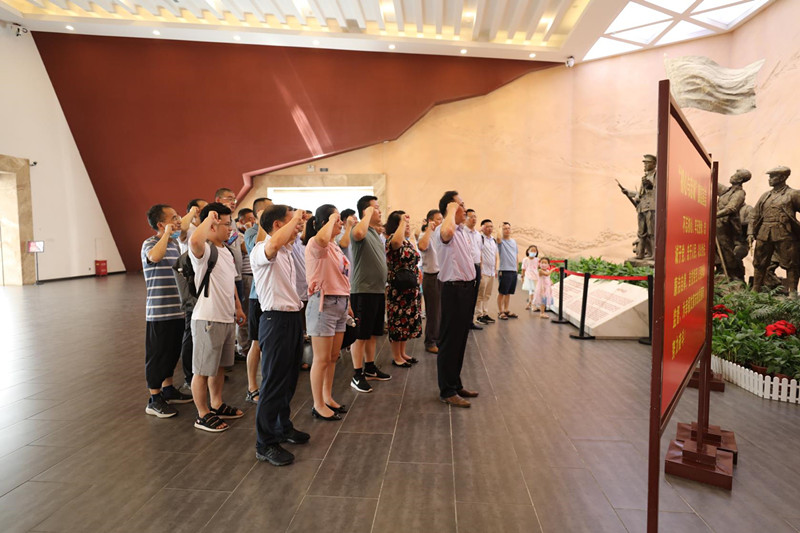 f54b488506324325962ed6759ebc4174.jpg 集体宣誓.jpg